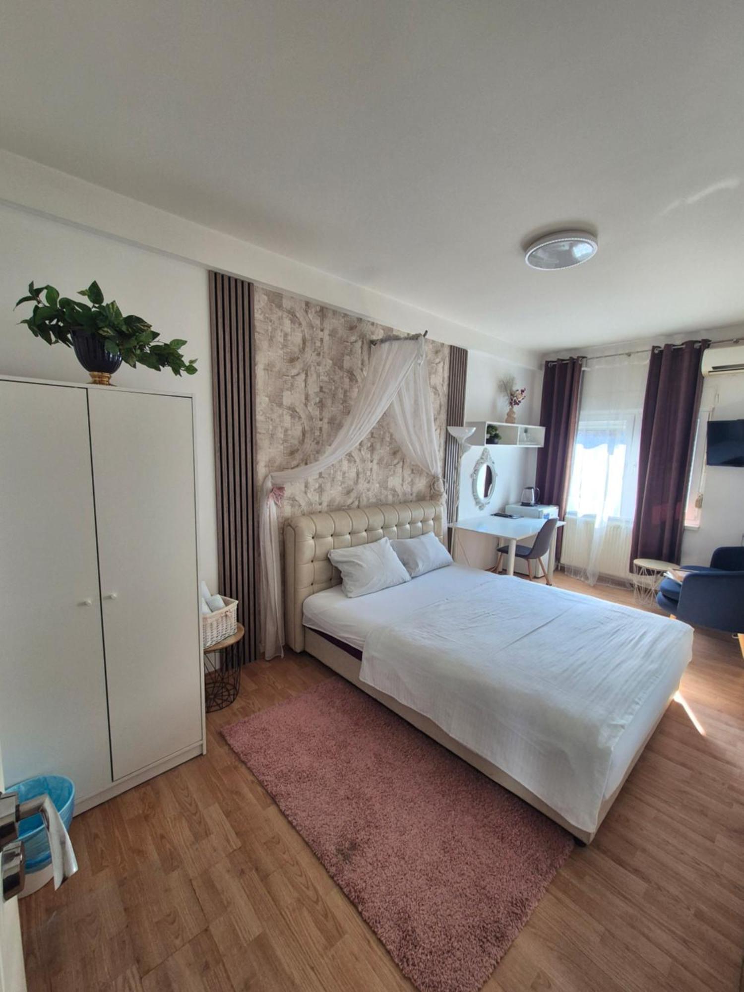 Rooms Villa Luigi Pancevo Bagian luar foto